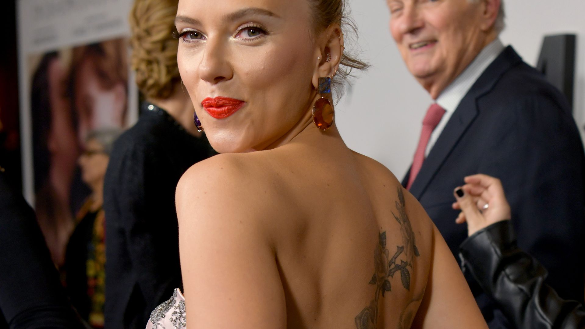 Wow-Anblick: Scarlett Johansson setzt Rücken-Tattoo in Szene - Promiflash.de