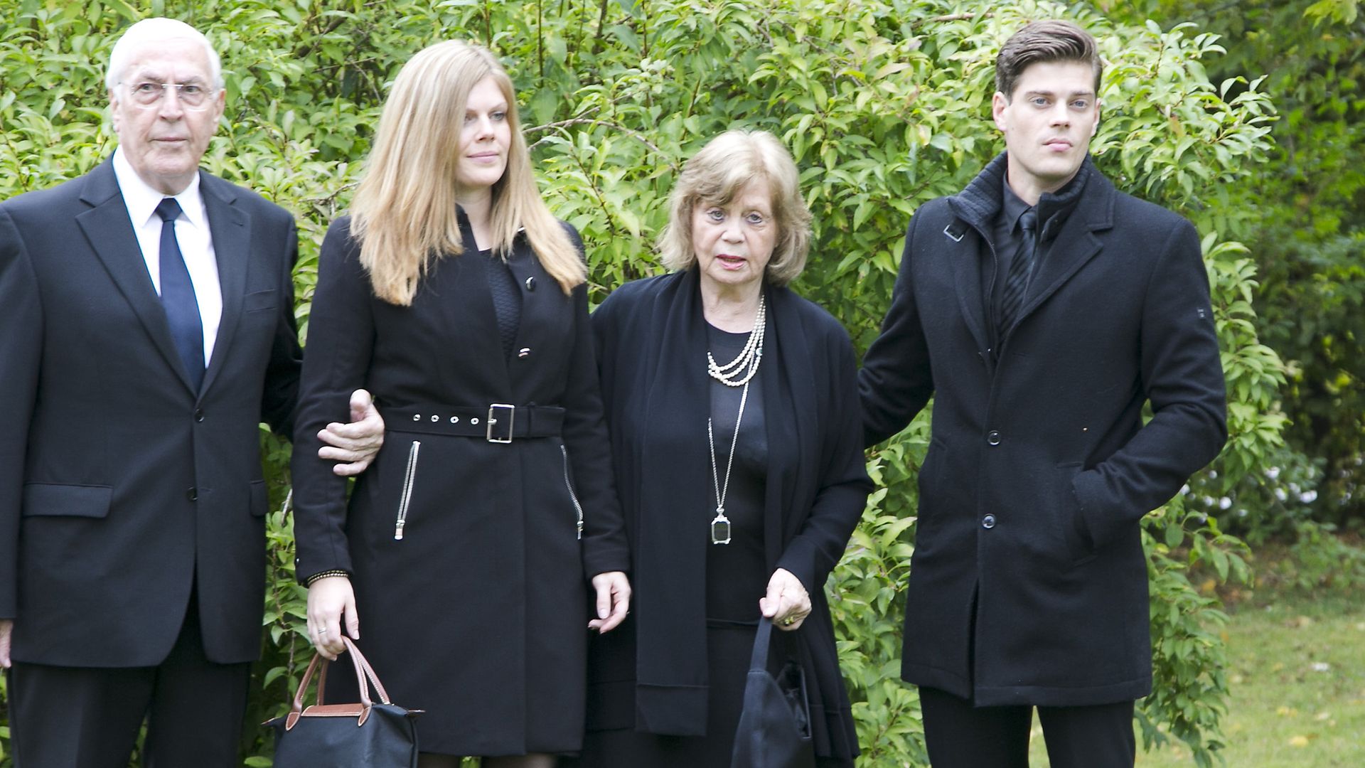 Freunde nehmen Abschied von Joachim Fuchsberger Promiflash.de