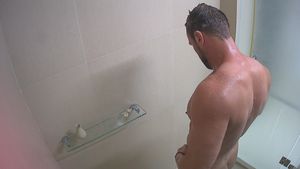 Promis unter Palmen"-Peep-Show: Bastian Yotta duscht nackt ...