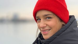 Das Steckt Hinter Btn Liza Waschkes Flecken Tattoo Am Hals Promiflash De