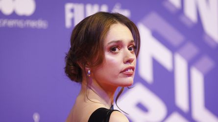 Aimee Lou Wood feiert ihre markanten Schneidezähne