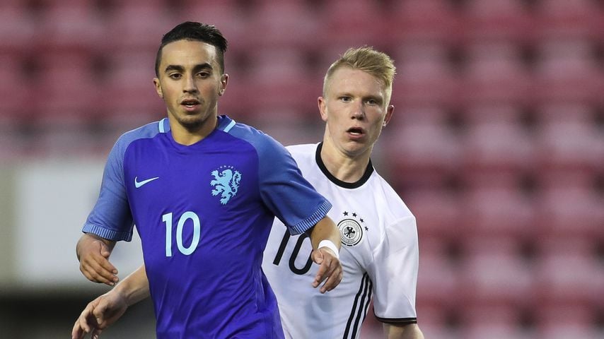 Abdelhak Nouri gegen Philipp Ochs beim Fußballmatch in Leigh 2016