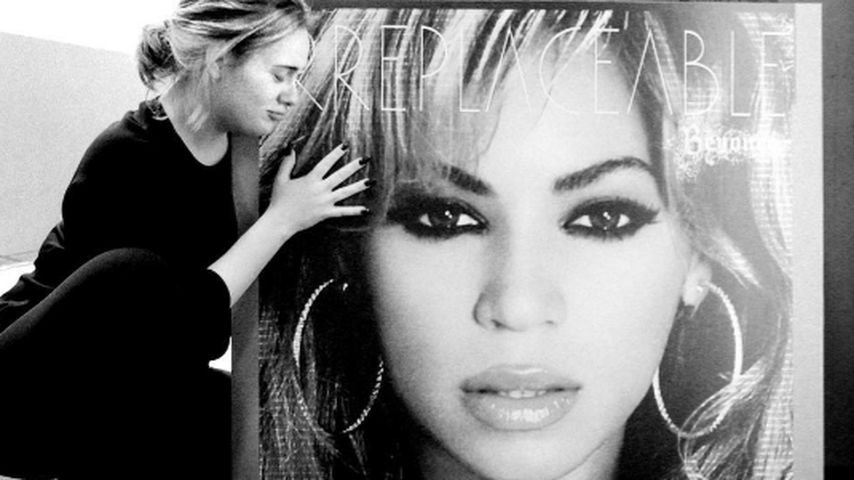 Adele mit einem Beyoncé-Bild