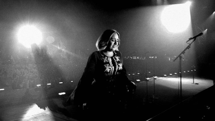 Adele traurig bei einem Konzert