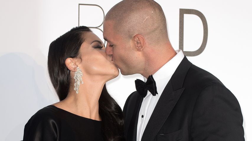 Adriana Lima und Joe Thomas küssen sich bei der amfAR Gala in Cannes