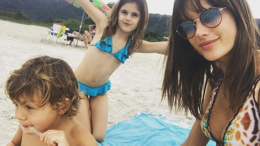 Gefahr! Alessandra Ambrosios Kids im Auto nicht angeschnallt