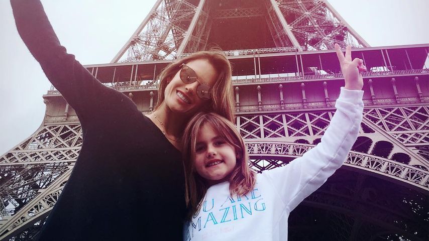 Alessandra Ambrosio mit ihrer Tochter Anja am Eiffelturm