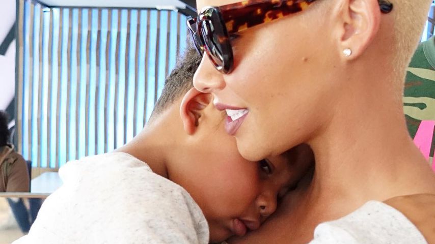 Amber Rose kuschelt mit ihrem Sohn Sebastian Taylor Thomaz