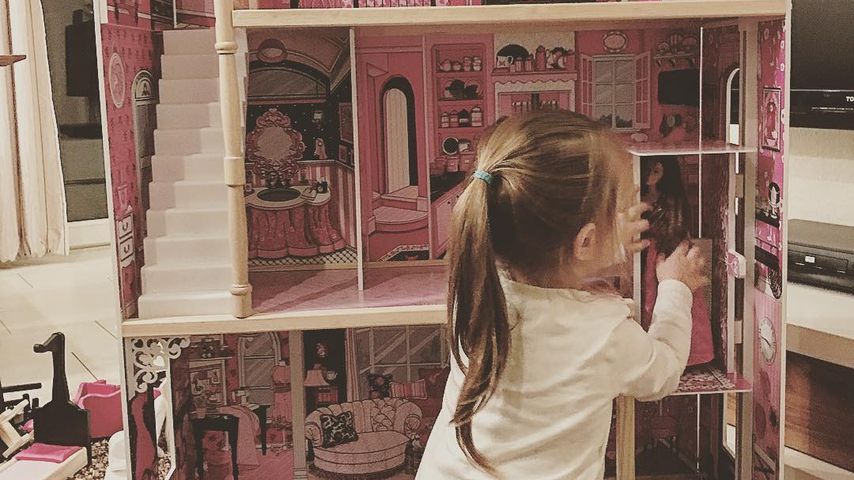 Amelia Stark mit ihrem neuen Puppenhaus