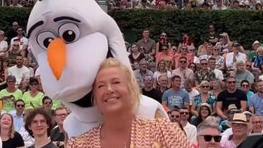 Andrea Kiewel imitiert im Fernsehgarten Kiss-Cam-Eklat