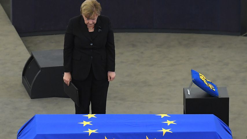 Angela Merkel vor Helmut Kohls Sarg