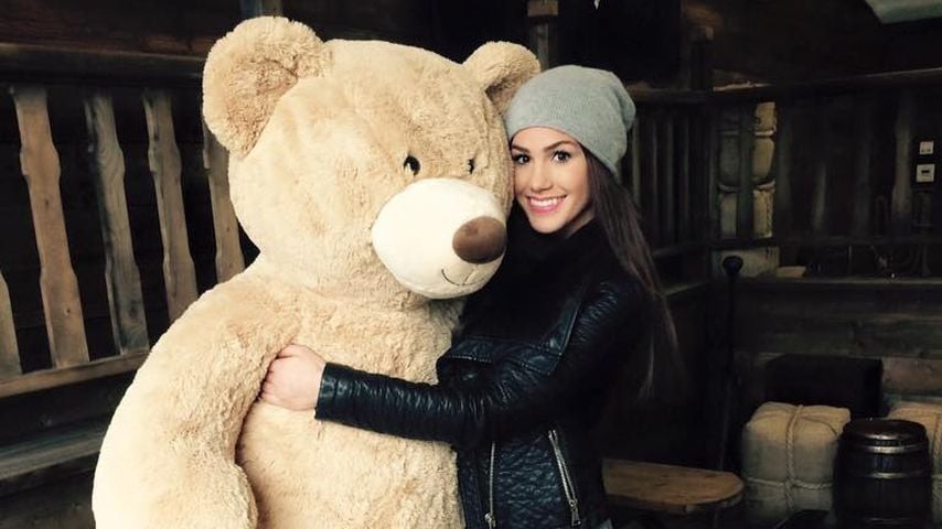 Angelina Heger mit Riesenteddy im Heidepark Soltau