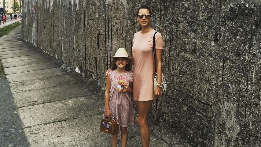 Anja und Alessandra Ambrosio vor der Berliner Mauer