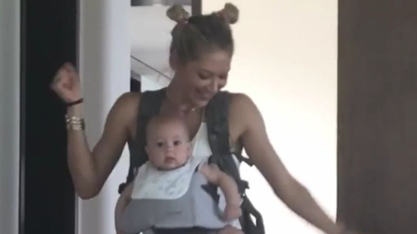 Mit Baby Lucy: Anna Kournikova tanzt zu Enrique-Song!