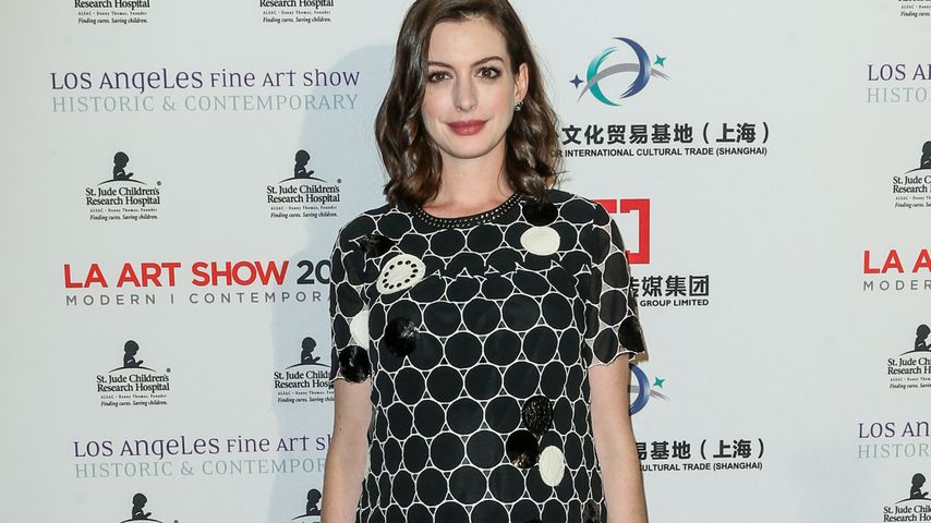 Anne Hathaway während der Los Angeles Fine Art Show 2016