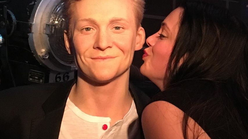 Anne Wünsche mit der Wachsfigur von Matthias Schweighöfer bei Madame Tussauds in Berlin