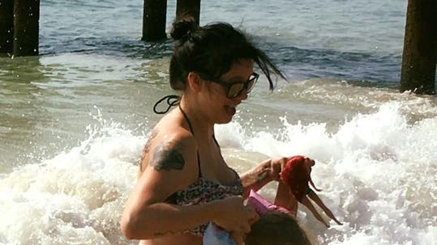Anne Wünsche mit Tochter Miley am Strand