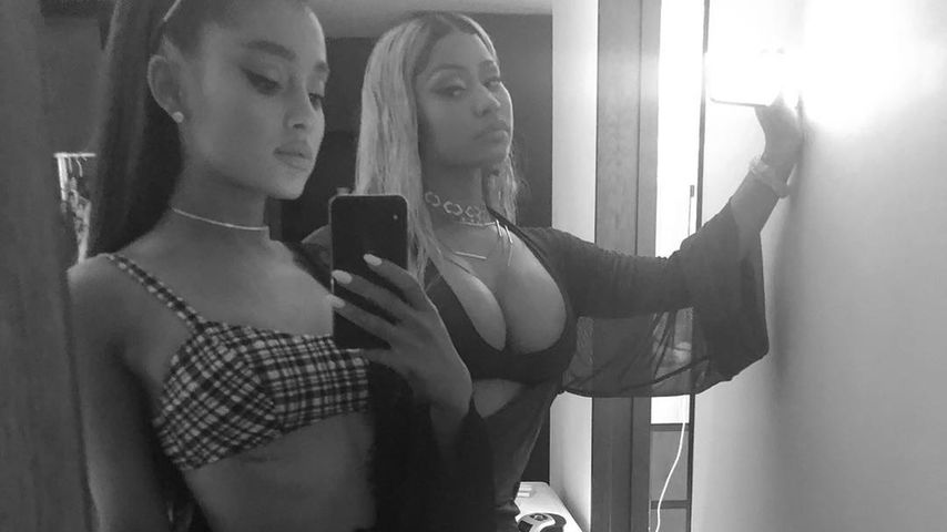Kleine Brüste? Ariana Grande nimmt Bodyshamer auf's Korn