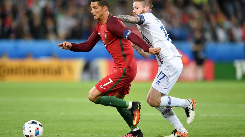 Cristiano Ronaldo und Aron Gunnarsson beim EM-Spiel POR-ISL