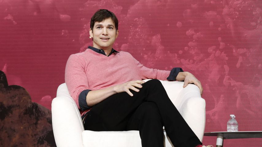 Ashton Kutcher bei einer Diskussion in Los Angeles