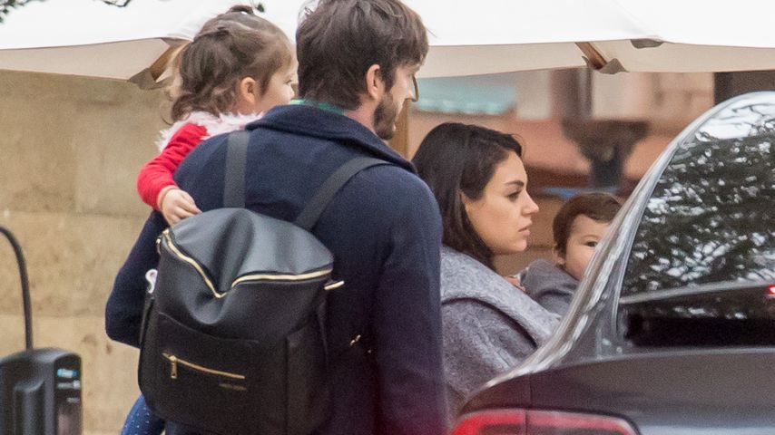 Ashton Kutcher und Mila Kunis mit Wyatt und einem Baby