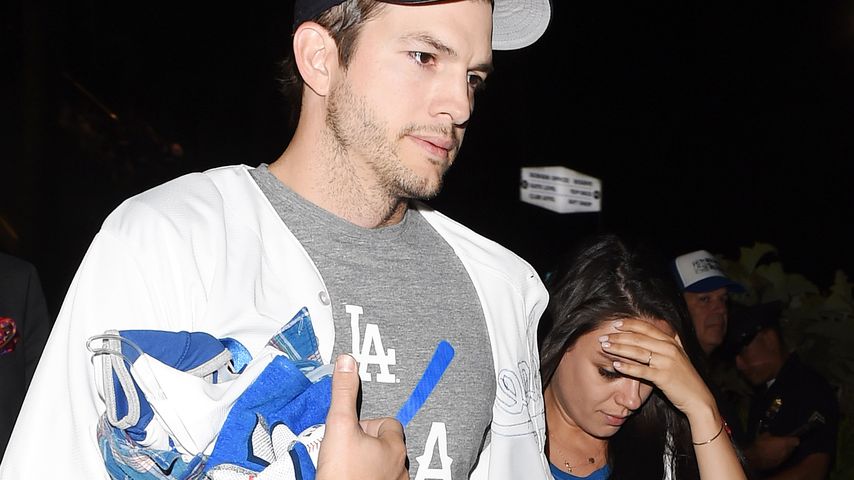 Ashton Kutcher und Mila Kunis beim Dodgers vs Chicago - Baseballspiel