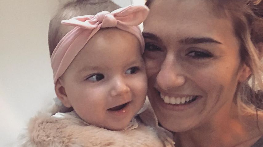 Kleine Kichererbse! Estavanas Baby-Girl hat süßen Lachflash