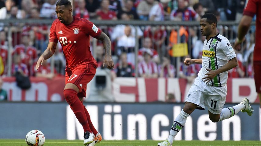 Jérôme Boateng im Duell mit Gladbachs Raffael