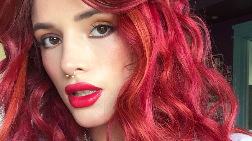 Bella Thorne mit roten Haaren