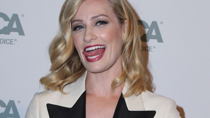Beth Behrs und Marnie the dog auf dem Red Carpet des ASPCA Events in Bel-Air