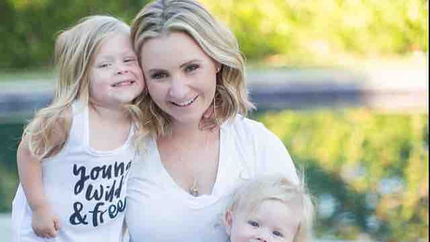 Beverley Mitchell mit ihrer Tochter Kenzie und ihrem Sohn Hutton