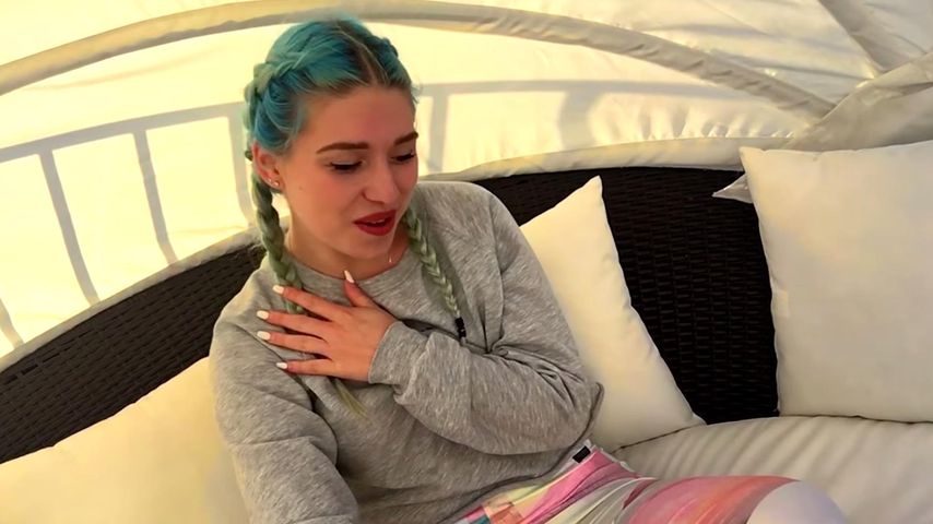 Bibi Heinicke im Video von RedOne zu "Don't You Need Somebody"