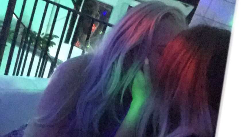 Wilde Party? Bibi Heinicke knutscht plötzlich ein Girl
