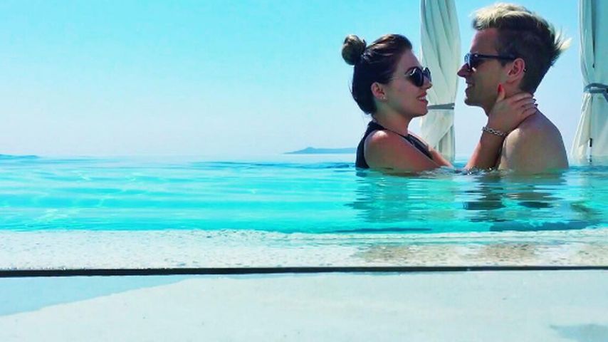 Bibi Heinicke und Freund Julian im Pool