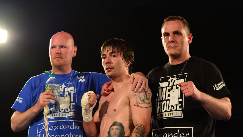 Boxer Mike Towell (m.) nach einem erfolgreichen Kampf