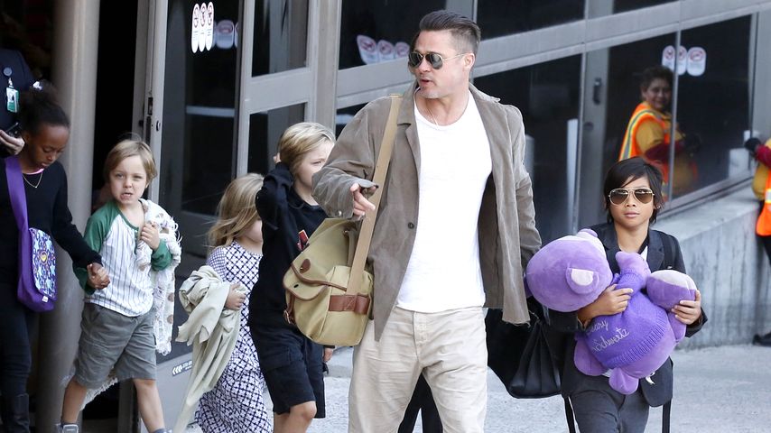 Brad Pitt und seine Kinderschar am LAX