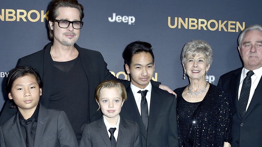 Brad Pitt mit seinen Kindern und seinen Eltern