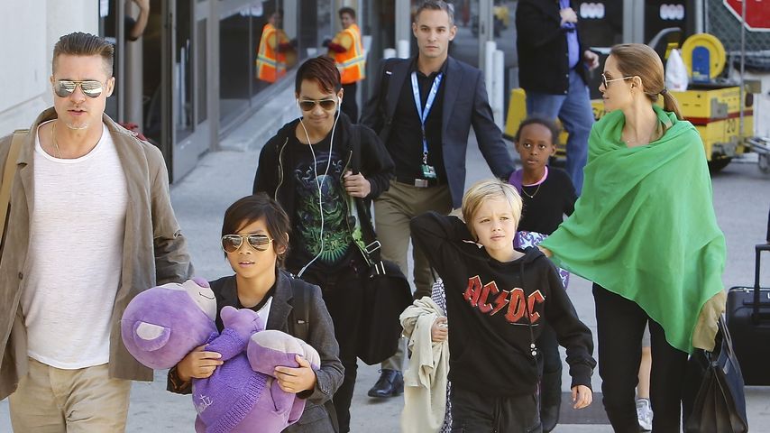 Angelina Jolie und Brad Pitt mit ihren Kids