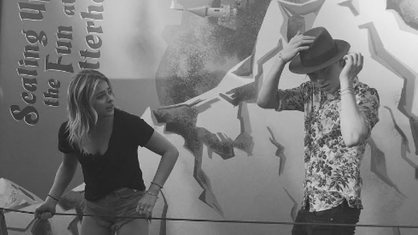Brooklyn Beckham und Chloë Moretz im Disneyland