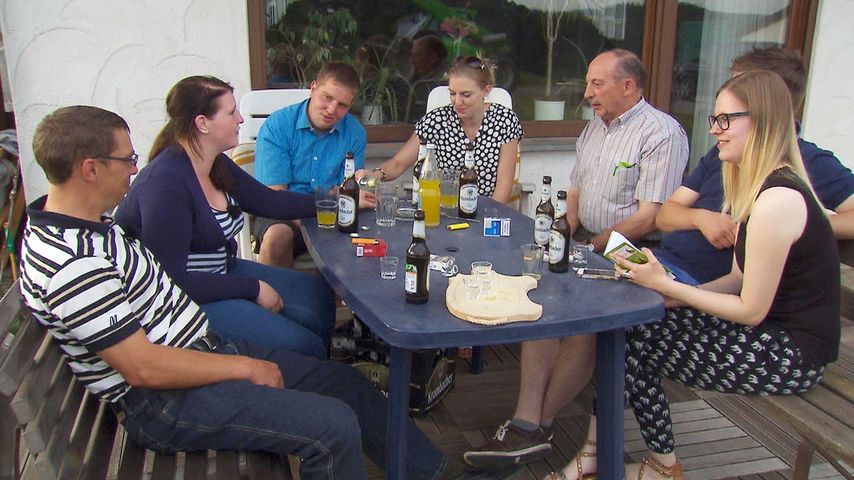 Roland und Verena mit Freunden bei "Bauer sucht Frau"