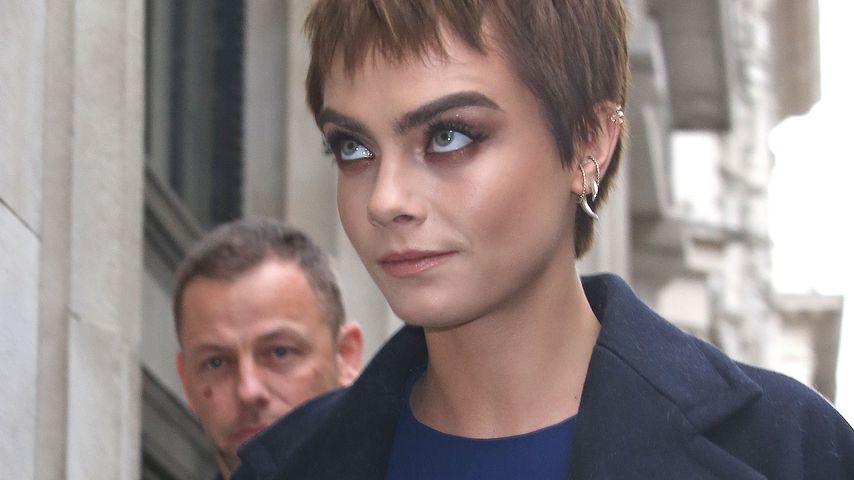 Cara Delevingne vor der Signierstunde ihres Buches "Mirror, Mirror"