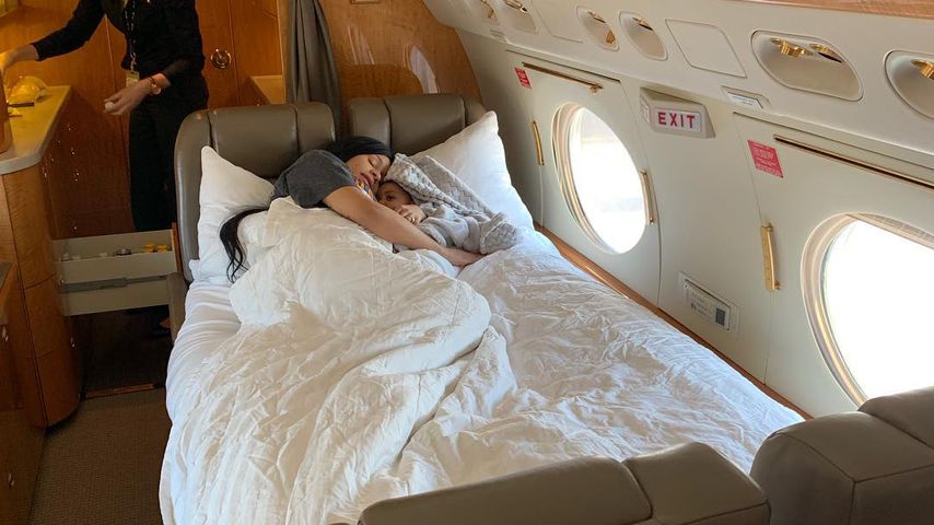 Dekadent im Privatjet: Hier kuschelt Cardi B mit Töchterchen