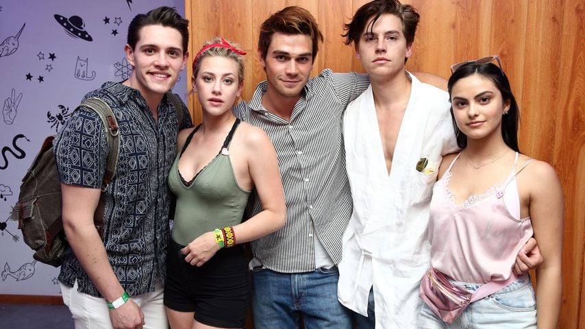 Casey Cott, Lili Reinhart, KJ Apa, Cole Sprouse und Camila Mendes