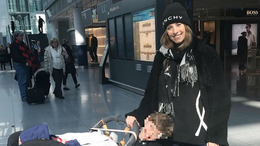 Cathy Hummels mit Sohnemann Ludwig und ihrem Neffen am Flughafen