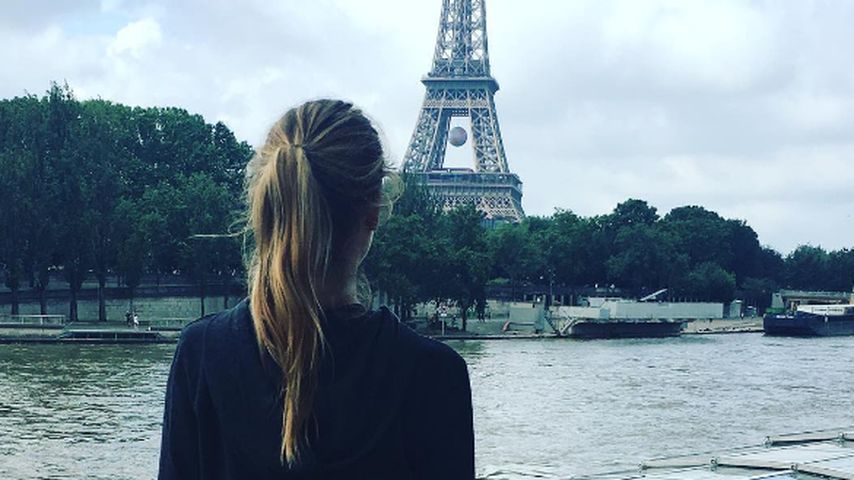 It-Girl Cathy Hummels vor dem Eiffelturm in Paris