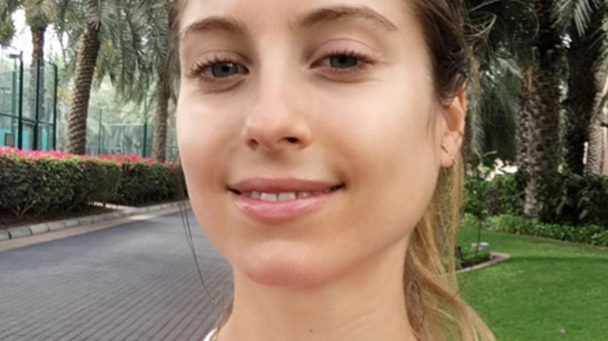 Cathy Fischer macht Yoga in Dubai