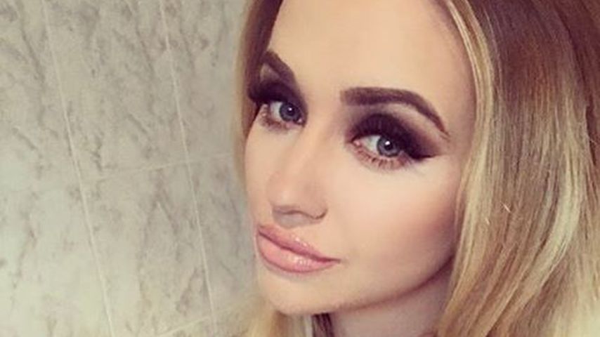 Bei der Haarverlängerung: Cathy Lugner zeigt ihre Schwester