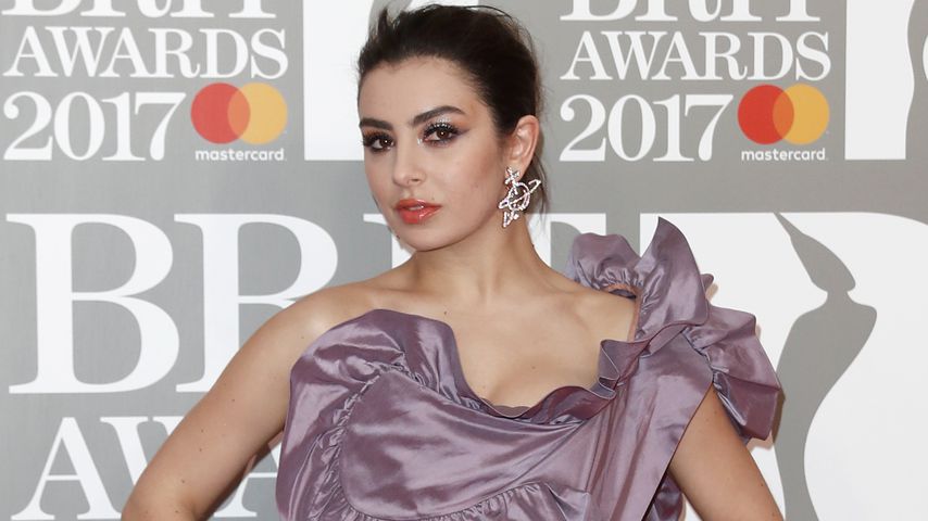 Sängerin Charli XCX bei den BRIT Awards 2017