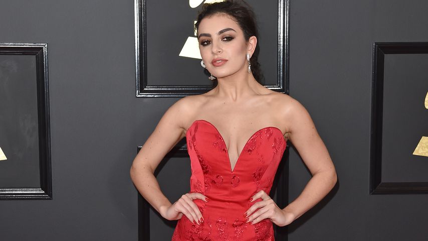 Charli XCX bei den 59. Grammy Awards in Los Angeles