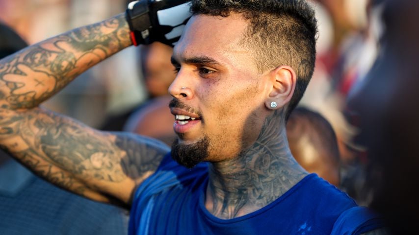 Chris Brown bei einem Football-Spiel